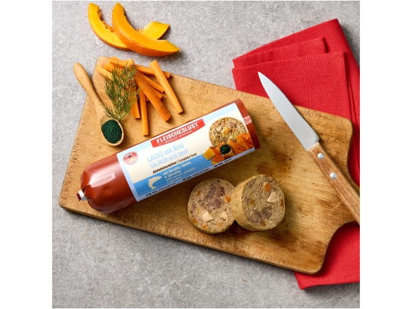 Classic fresh salmon with carrot, pumpkin and spirulina